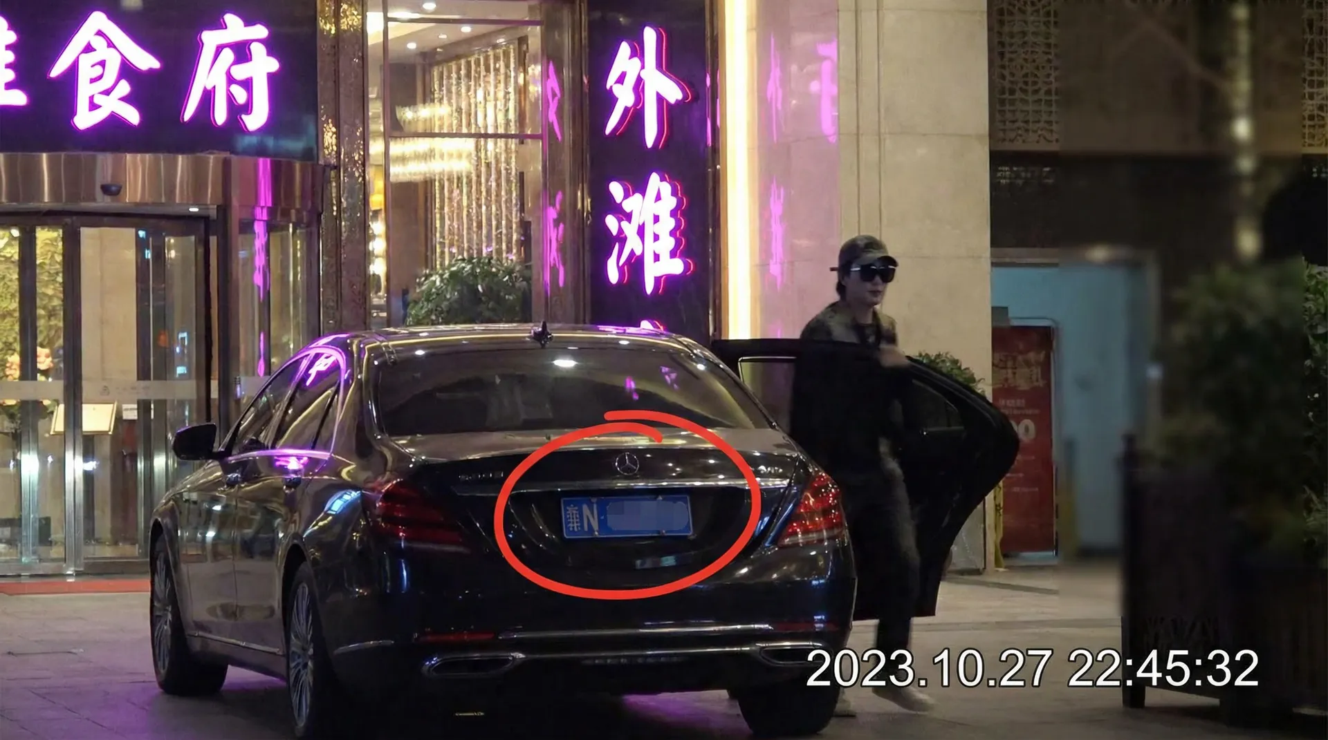 天美传媒 - 豪车餐厅外偷拍